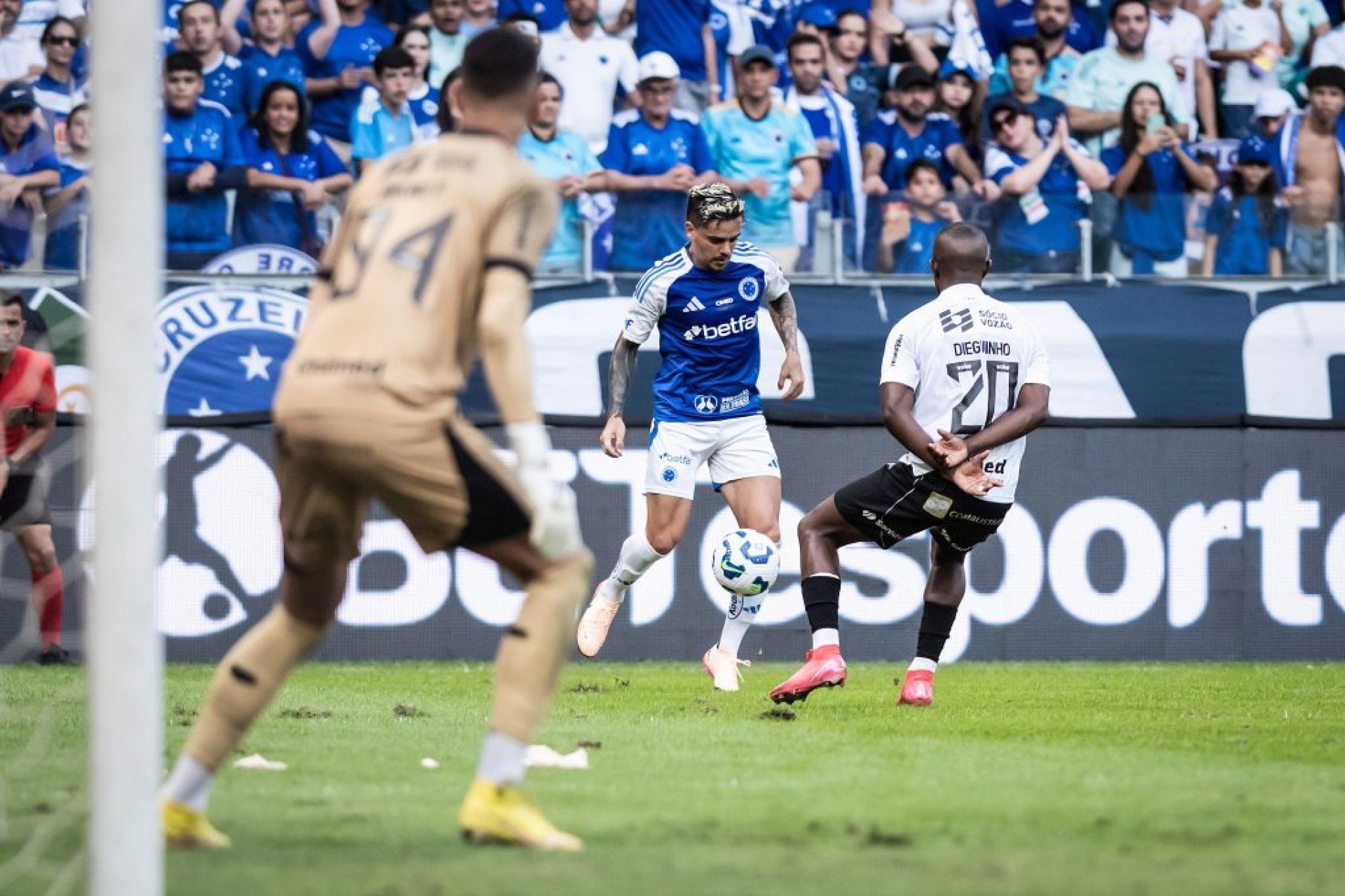 Ceará vence de virada e quebra invencibilidade do Cruzeiro em casa