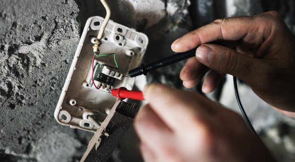 As principais causas dos acidentes elétricos domésticos em 2024 foram falhas em conexões, instalações e extensões (40%)