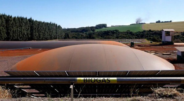 Do lado brasileiro da usina hidrelétrica de Itaipu, em Foz do Iguaçu, no Paraná, na fronteira com o Paraguai, funciona uma usina de biogás e biometano