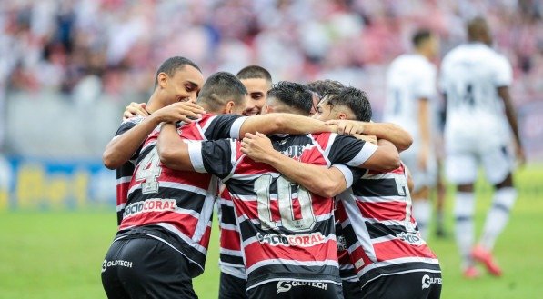 Jogadores do Santa Cruz abraçados em comemoração de gol