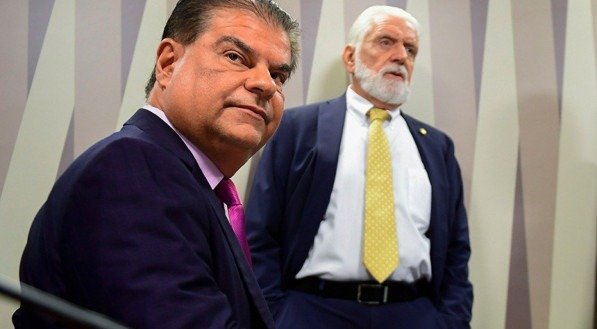 Presidente da CRE, Nelsinho lidera comitiva, da qual participa Wagner (em pé), líder do governo