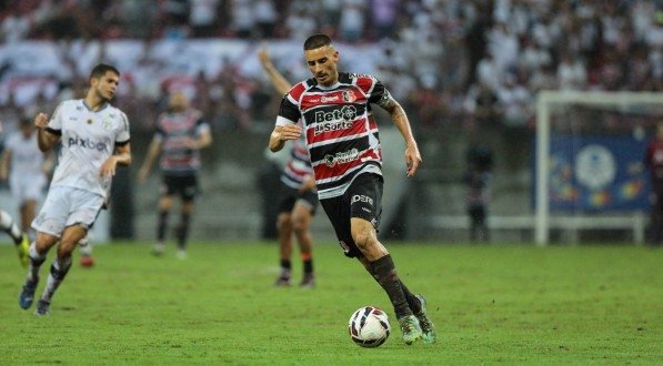 Thiago Galhardo em lance no jogo entre Santa Cruz x Treze pela S&eacute;rie D