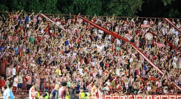 Imagem da torcida do Náutico no estádio dos Aflitos