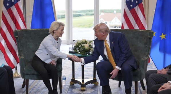 Presidente da Comissão Europeia, Ursula von der Leyen, e Donald Trump apertam as mãos