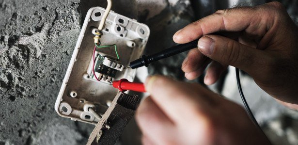As principais causas dos acidentes elétricos domésticos em 2024 foram falhas em conexões, instalações e extensões (40%)