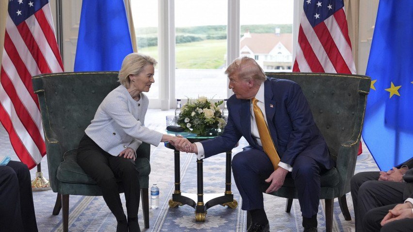 Presidente da Comissão Europeia, Ursula von der Leyen, e Donald Trump apertam as mãos