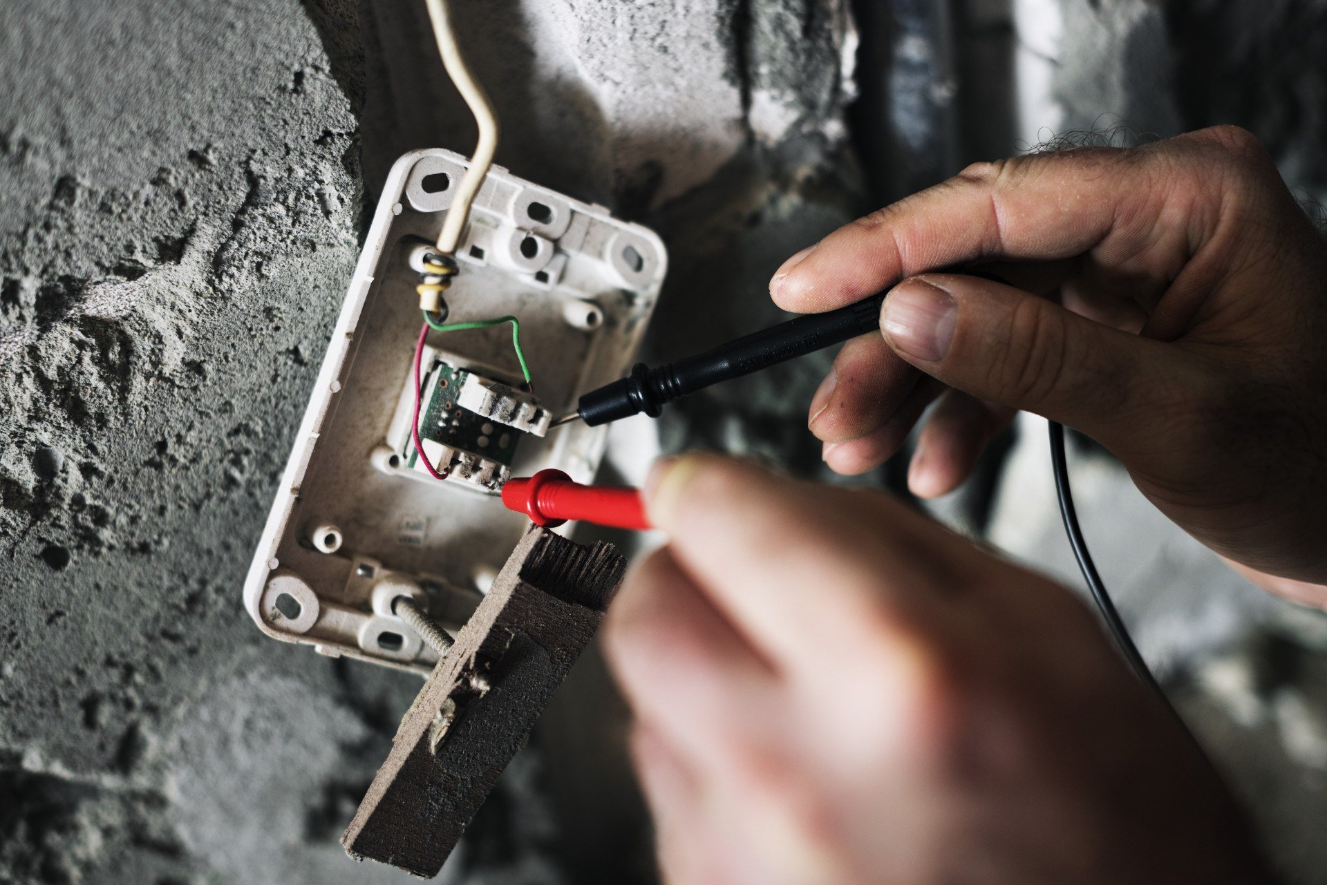 Quase 85% dos acidentes elétricos em casa resultaram em morte no Brasil em 2024