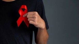A cor da conscientização sobre o HIV é o vermelho