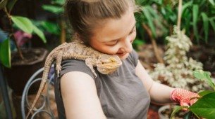 Humana com seu lagarto de estimação