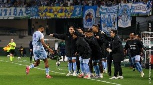 Jogadores do Paysandu comemorando gol na Série B