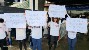 Imagem de protesto em frente ao Fórum durante audiência de Rodrigo Carvalheira