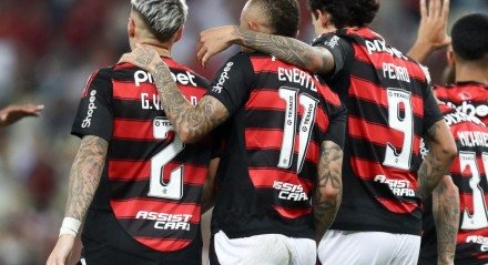  O comportamento chamou a atenção de quem acompanhava o pós-jogo, reforçando a impressão de que o jogador não vive um bom momento no clube