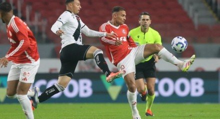 Após expulsão polêmica de Léo Jardim no fim do segundo tempo, clube emite nota oficial cobrando providências da CBF e pedindo afastamento imediato do árbitro