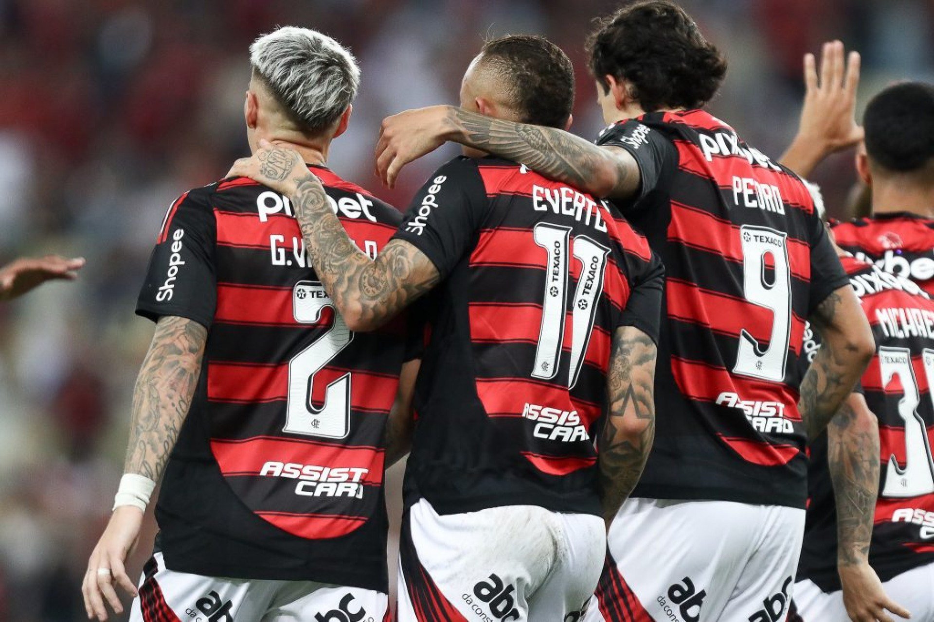 Atacante do Flamengo deixa o Maracanã cabisbaixo e incomodado com falta de minutos