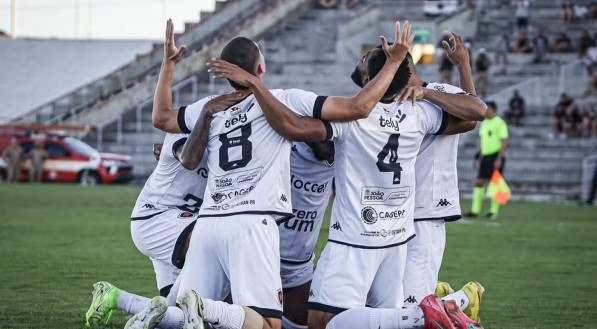 Jogadores do Botafogo-PB comemoram gol na Série C 2025