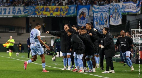 Jogadores do Paysandu comemorando gol na Série B