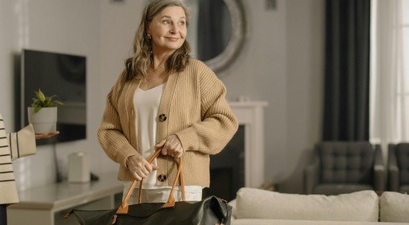 Imagem ilustrativa de uma mulher carregando a bolsa