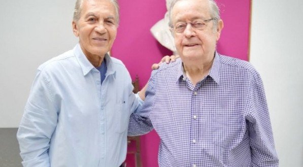 Articulista do JC, o professor e escritor Roberto Pereira (D) &eacute; eleito imortal da Academia Pernambucana de Letras