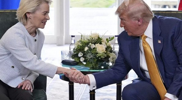 Von der Leyen e Trump chegam a acordo comercial entre UE e EUA para evitar guerra tarifária total