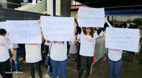 Imagem de protesto em frente ao Fórum durante audiência de Rodrigo Carvalheira