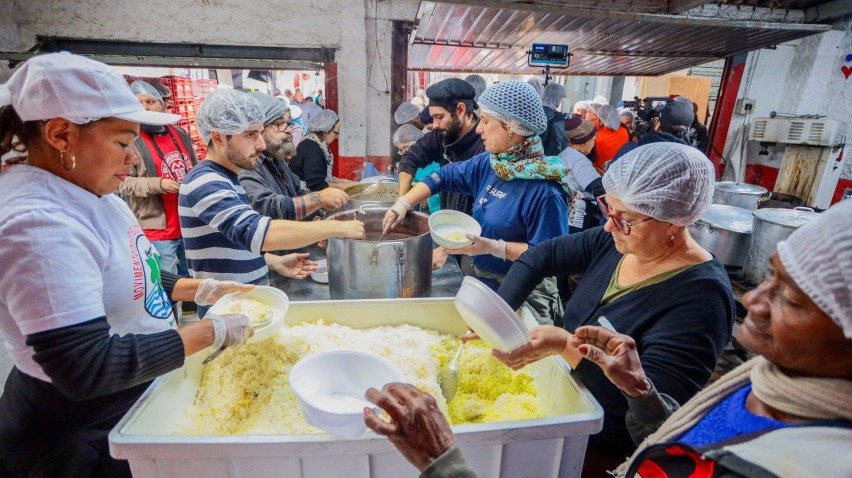 Imagem de visita do MDS à Cozinha Solidária da Azenha