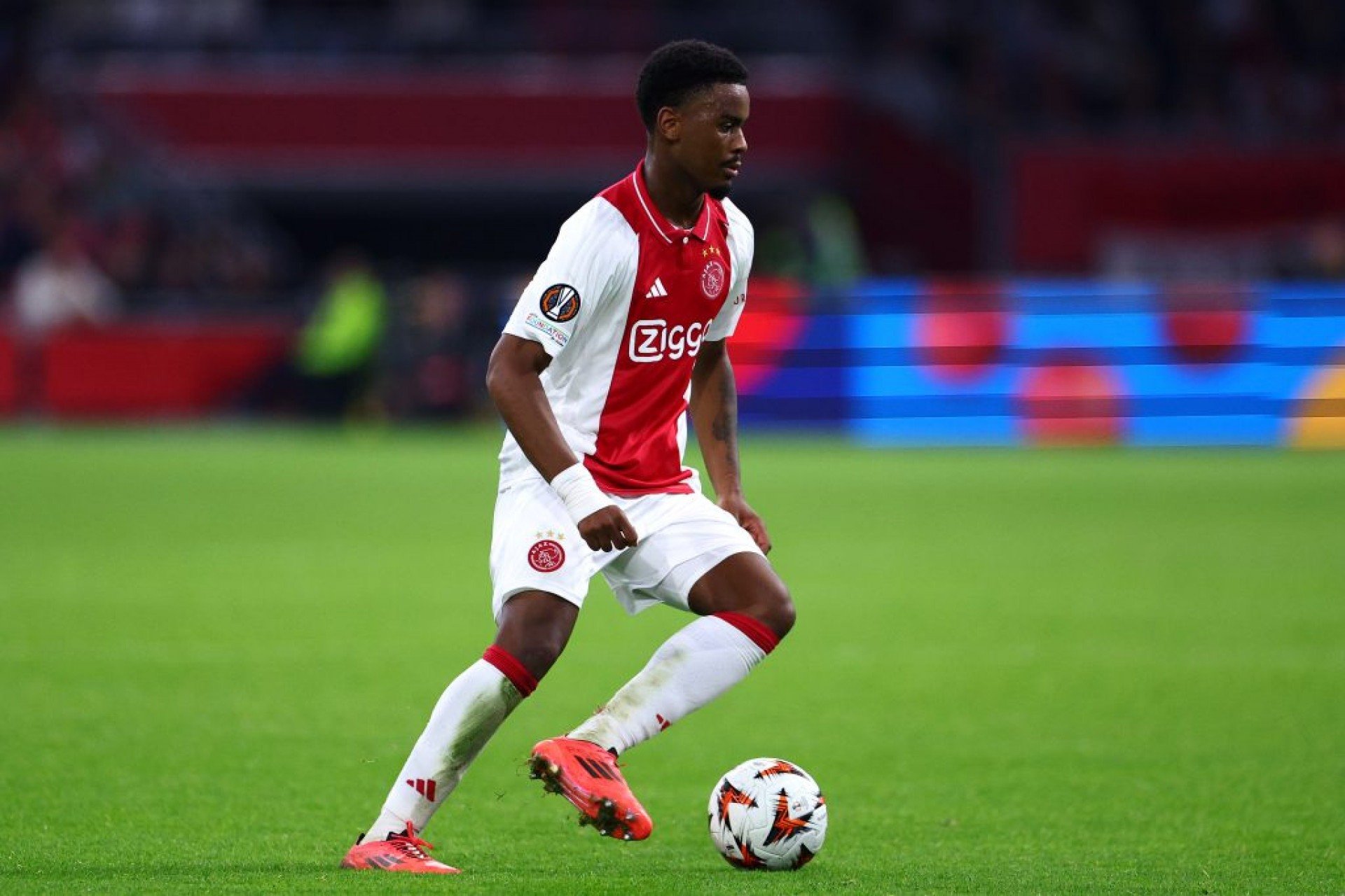 Chelsea se aproxima de contratação do destaque do Ajax