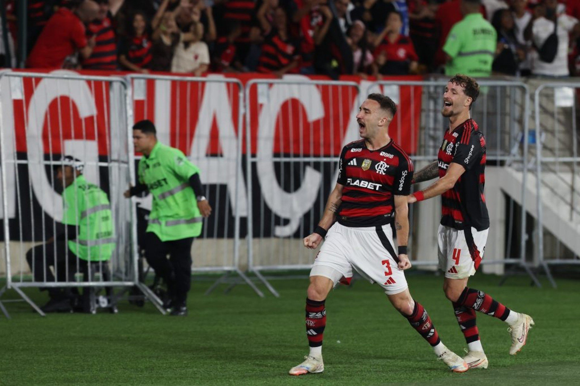 Wallace Yan incendeia, Flamengo derrota o Atlético-MG e volta à liderança do Brasileirão