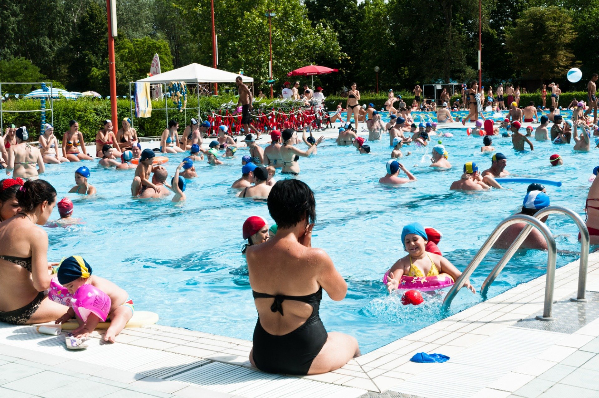 Piscina pública é segura? Especialista revela os riscos mais comuns