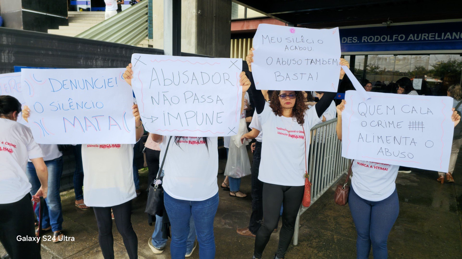 Rodrigo Carvalheira depõe pela última vez em processo por estupro; mulheres protestam
