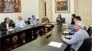 A governadora Raquel Lyra (PSD) se reuniu com oito prefeitos da Região Metropolitana do Recife que fazem parte da mesma base política