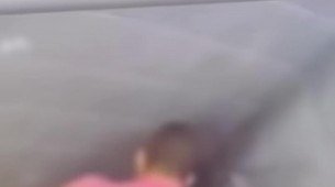 Imagem de homem agredindo mulher em elevador