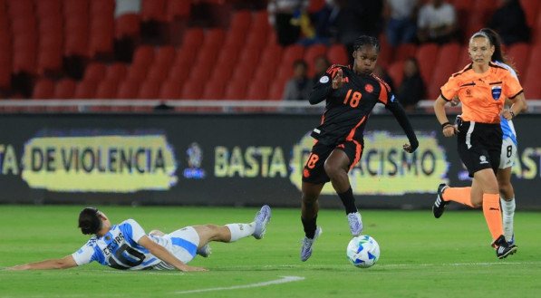 Após empate sem gols no Estádio Rodrigo Paz Delgado, nesta segunda (28), as seleções decidiram a vaga nos pênaltis, com o brilho da goleira Tapia.