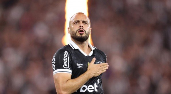 Arthur Cabral bate no peito após marcar gol pelo Botafogo