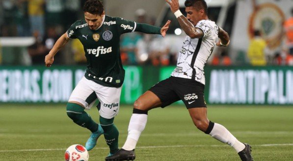 Raphael Veiga disputa a bola com Paulinho em Corinthians x Palmeiras