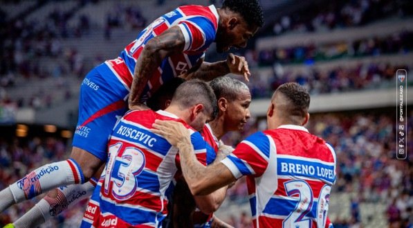 Jogadores do Fortaleza comemorando gol de Deyverson