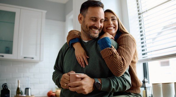 Imagem de um casal feliz curtindo os momentos juntos em casa