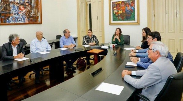 A governadora Raquel Lyra (PSD) se reuniu com oito prefeitos da Região Metropolitana do Recife que fazem parte da mesma base política