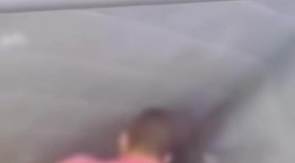 Imagem de homem agredindo mulher em elevador