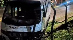 Micro-ônibus do sistema de transporte complementar de Jaboatão dos Guararapes colidiu com um muro na Ladeira do Adelaide