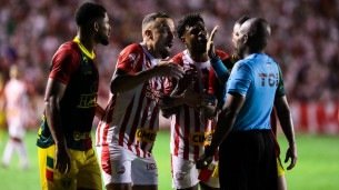 Paulo Sérgio reclamando da expulsão no jogo entre Náutico x Brusque pela Série C