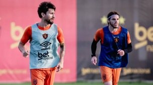 Pedro Augusto (E), volante do Sport, ao lado de Barletta no treino
