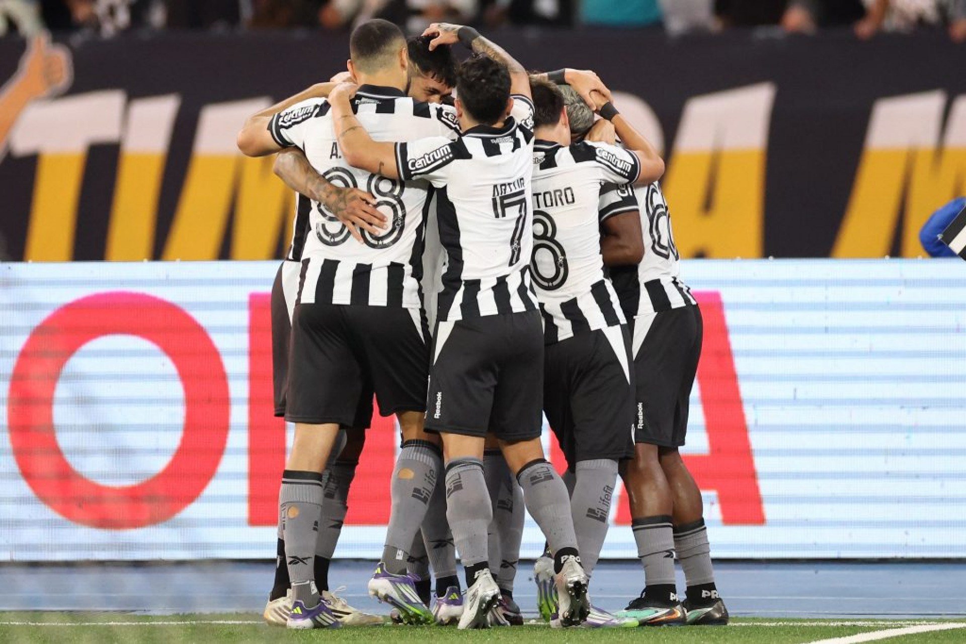 Com gols no primeiro tempo, Botafogo bate Bragantino e sai na frente na Copa do Brasil