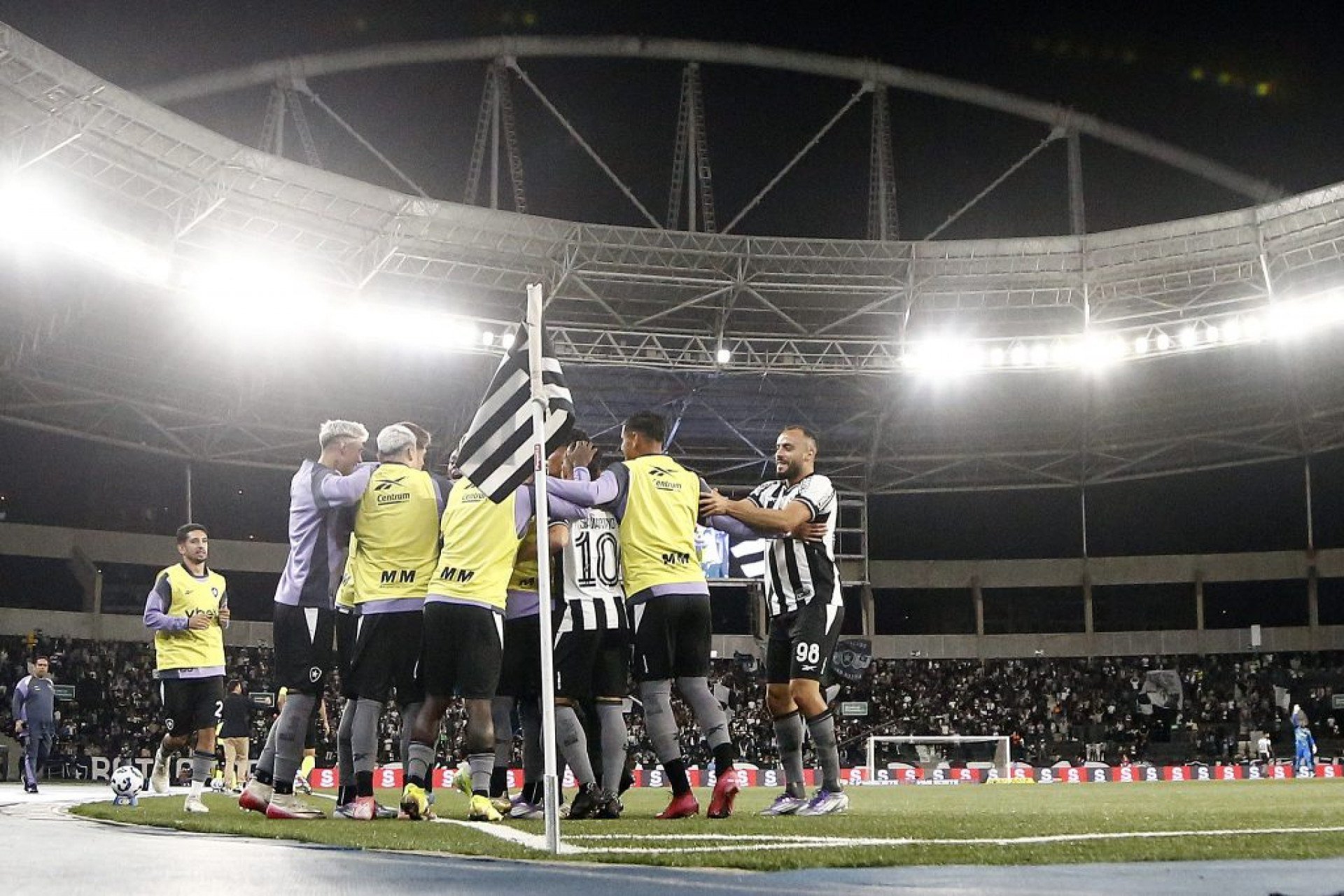 Zagueiro do Botafogo dispara após golaço contra o Bragantino: “Ainda não acabou”