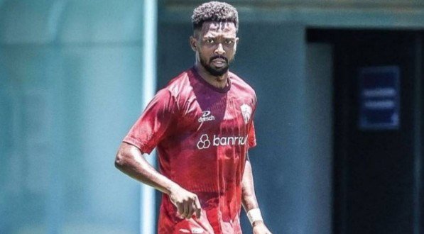 Adailson, novo reforço do Santa Cruz, em treino pelo São Luiz-RS