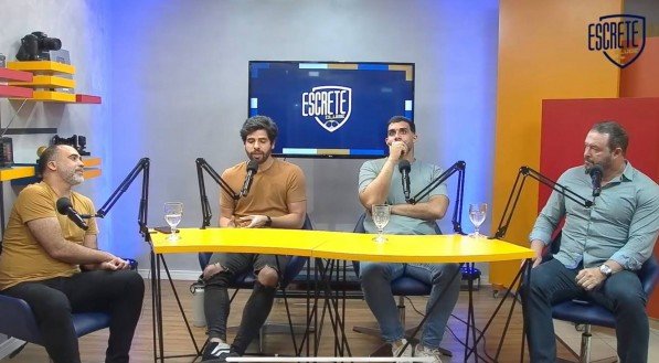 Roberto Fernandes (D) em entrevista ao Escrete Clube