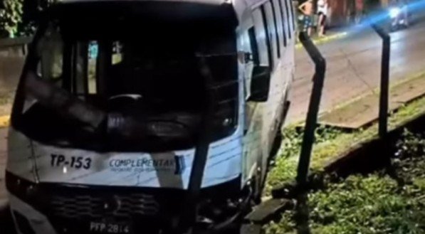 Micro-ônibus do sistema de transporte complementar de Jaboatão dos Guararapes colidiu com um muro na Ladeira do Adelaide