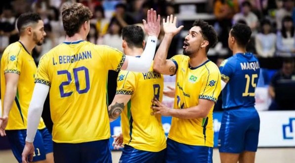 Jogadores do Brasil se cumprimentando após ponto na VNL Masculina 2025