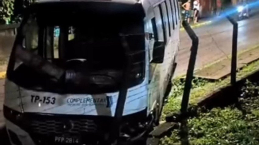 Micro-ônibus do sistema de transporte complementar de Jaboatão dos Guararapes colidiu com um muro na Ladeira do Adelaide