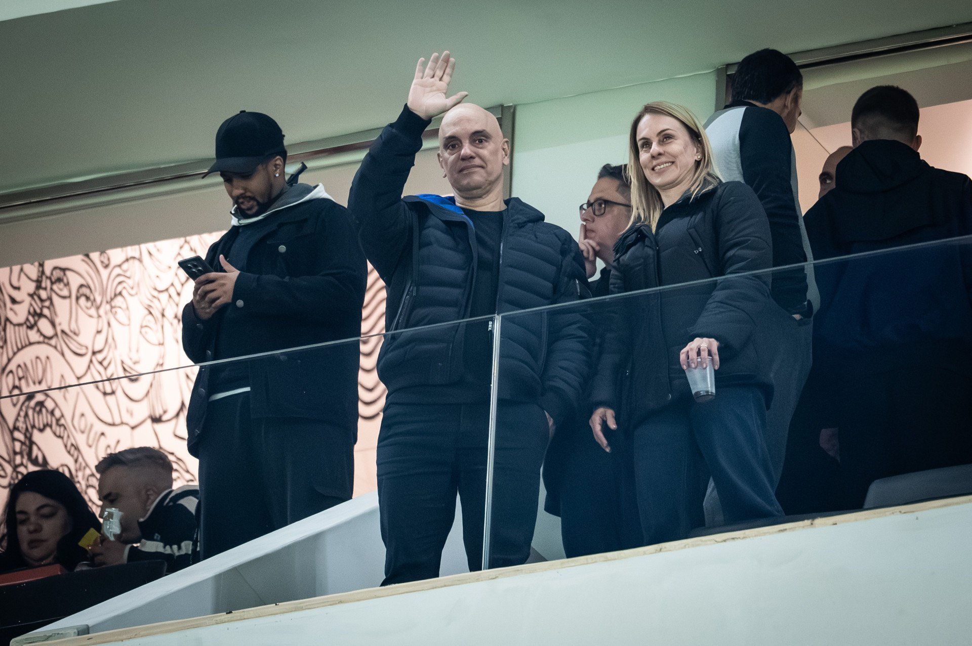 Moraes vai a jogo do Corinthians, acena e faz gesto obsceno no mesmo dia de sanção dos EUA