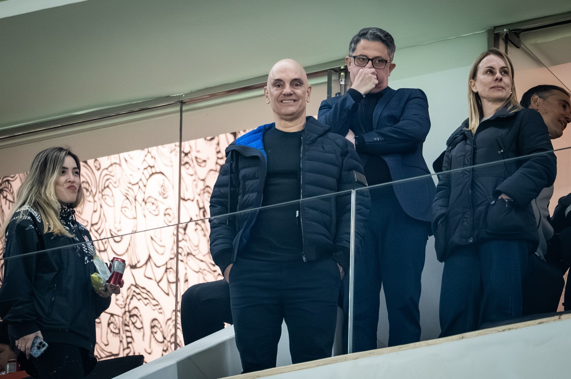 Moraes vai a jogo do Corinthians, acena e faz gesto obsceno no mesmo dia de sanção dos EUA